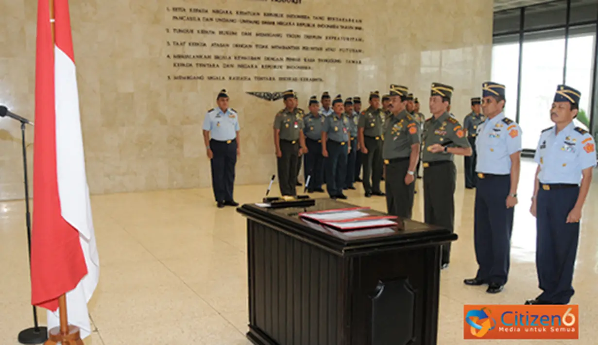 Citizen6, Jakarta: Panglima TNI Laksamana TNI Agus Suhartono menerima pelaporan Korps Sertijab bertempat di Ruang Hening Mabes TNI Cilangkap  Jakarta, Jumat (21/9). (Pengirim: Badarudin Bakri).
