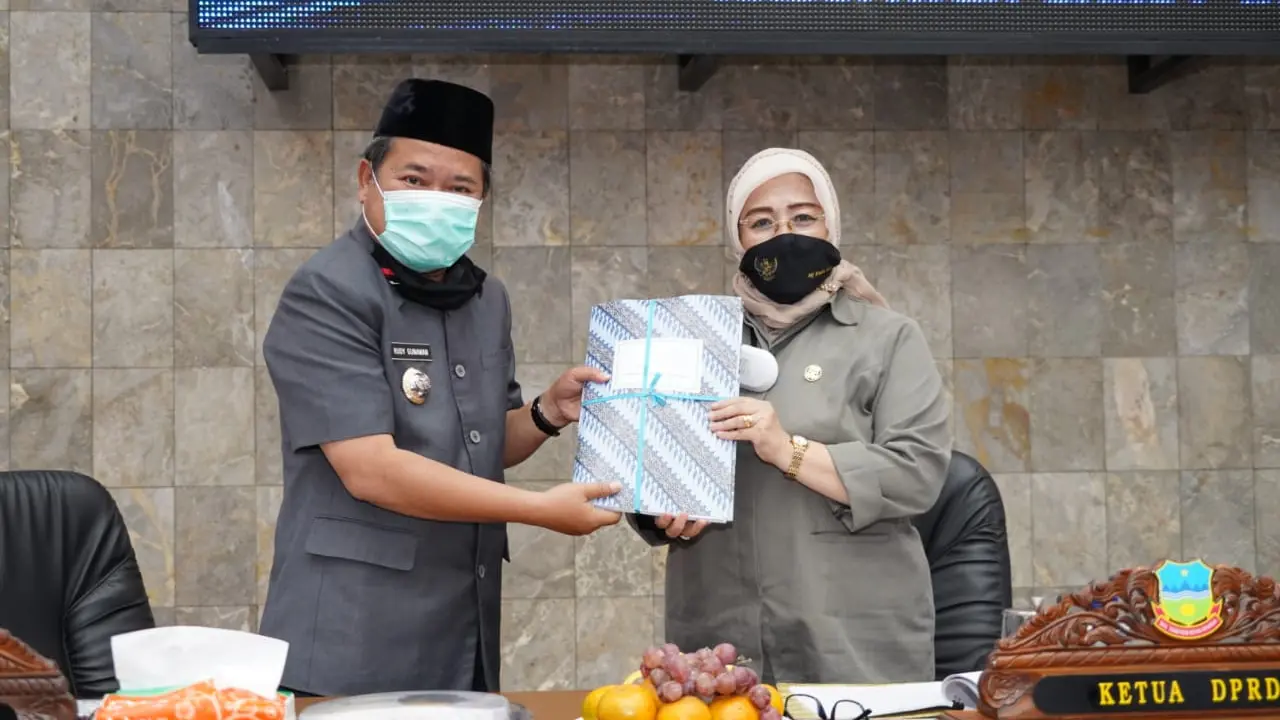 Bupati Garut Rudy Gunawan dan Ketua DPRD Euis Ida Wartiah, memperlihatkan Nota Pengantar Sidang Paripurna yang digelar Dewan Perwakilan Rakyat Daerah (DPRD) Kabupaten Garut, Senin (2/11/2020) kemarin.