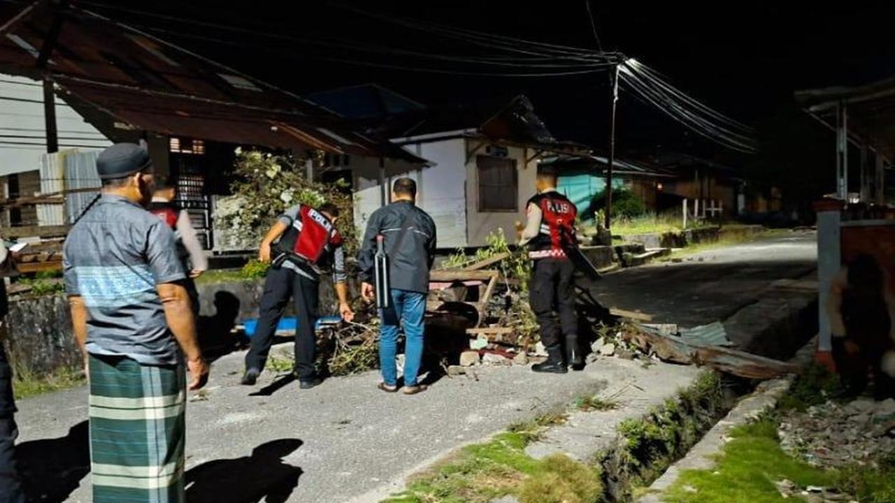 Polda Maluku Berhasil Buka Blokade Jalan di Desa Liang, Lalu Lintas Kembali Normal