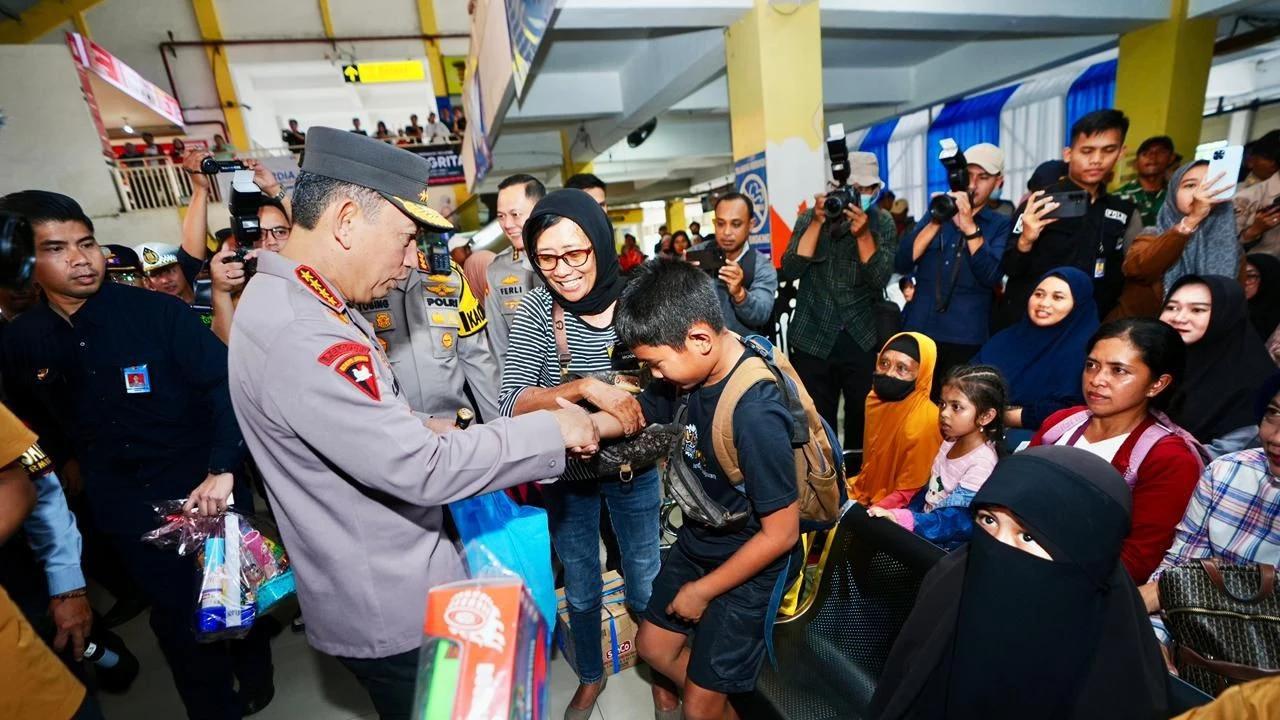FOTO: Kapolri Tinjau Langsung Kesiapan Transportasi Jelang Puncak Mudik di Surabaya