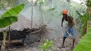 Jhonny Admeis saat membuat arang dari pohon buah-buahan Hurricane Matius di pinggiran Les Cayes, Haiti, (23/1). Peraturan tersebut untuk melindungi zona pemotongan kayu. (AP/David McFadden)