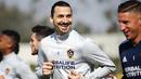 Mantan Striker Manchester United, Zlatan Ibrahimovic, melakukan latihan saat perkenalan oleh LA Galaxy di StubHub Center, AS, Sabtu (30/3/3028). LA Galaxy menjadi klub kesembilan sepanjang karier pria Swedia ini. (AP/Ringo H.W. Chiu)