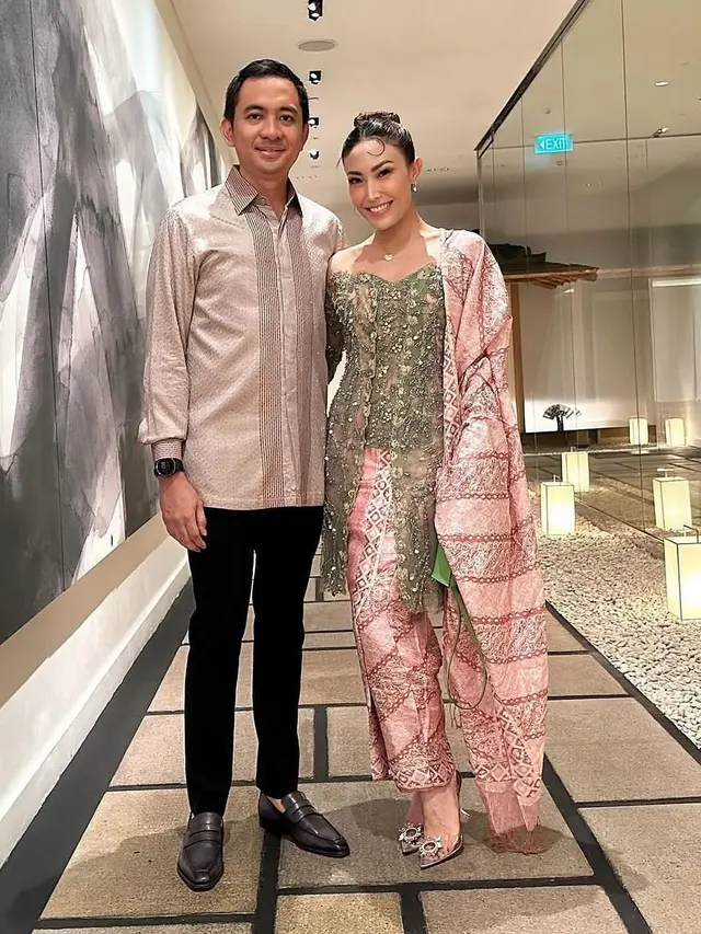 Ayu dewi kenakan kebaya hijau dan bawahan songket warna pink kebaya couple
