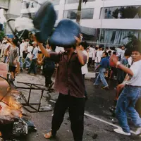 Kisah pilu saat huru-hara Mei 1998 terjadi ternyata juga tertuang dalam beberapa maha karya para penulis novel. 