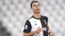 Striker Juventus, Cristiano Ronaldo, saat melawan Lecce pada laga Serie A di Stadion Allianz, Jumat (26/6/2020). Juventus menang 4-0 atas Lecce. (AP/Fabio Ferrari)
