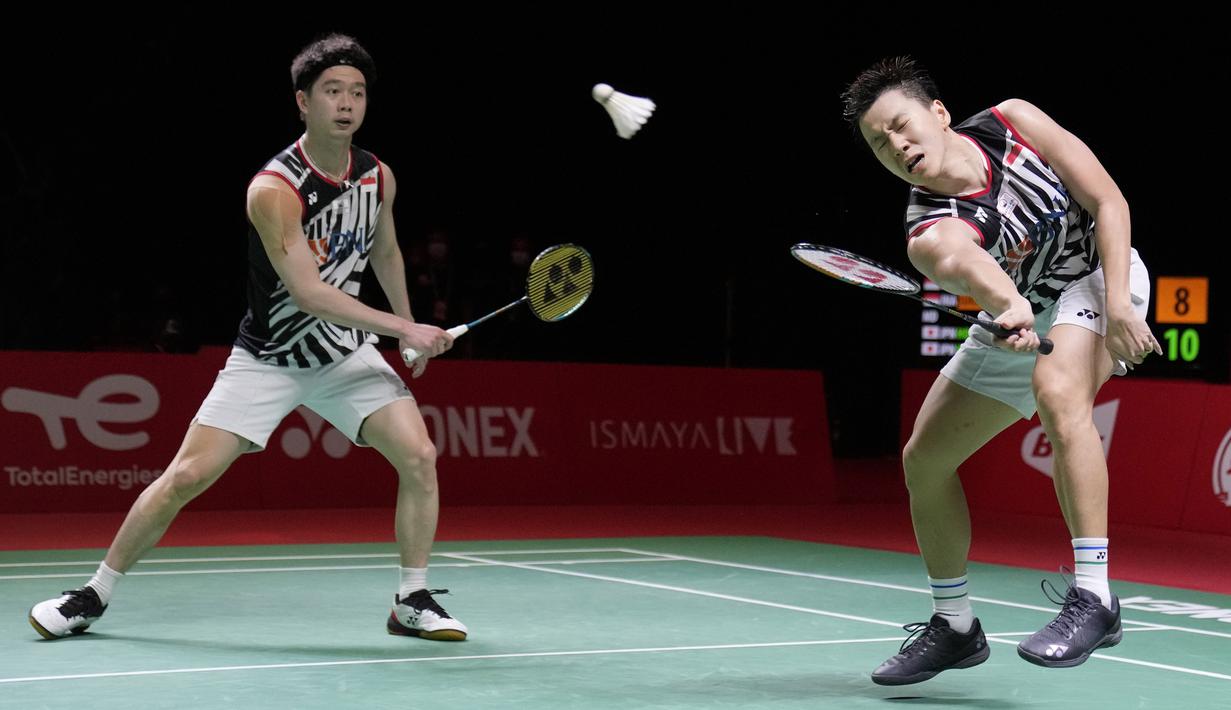 Meskipun kalah, perjuangan Marcus Fernaldi Gideon/Kevin Sanjaya Sukamuljo di final BWF World Tour Finals 2021 sudah sangat luar biasa. Bayangkan setelah kalah 16-21 di gim pertama, mereka tampil dominan pada gim kedua dan menutupnya dengan kemenangan 21-13. (AP Photo/Dita Alangkara)