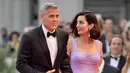 George Clooney bercerita ia sangat bahagia menjalani perannya menjadi seorang ayah, di mana ia yang sudah berbusana rapi namun tiba-tiba basah lantaran anaknya yang sedang digendong itu buang air di pelukannya. (AFP/Tiziana Fabi)