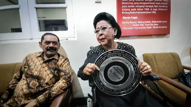 Waldjinah Terima Penghargaan dari Lokananta