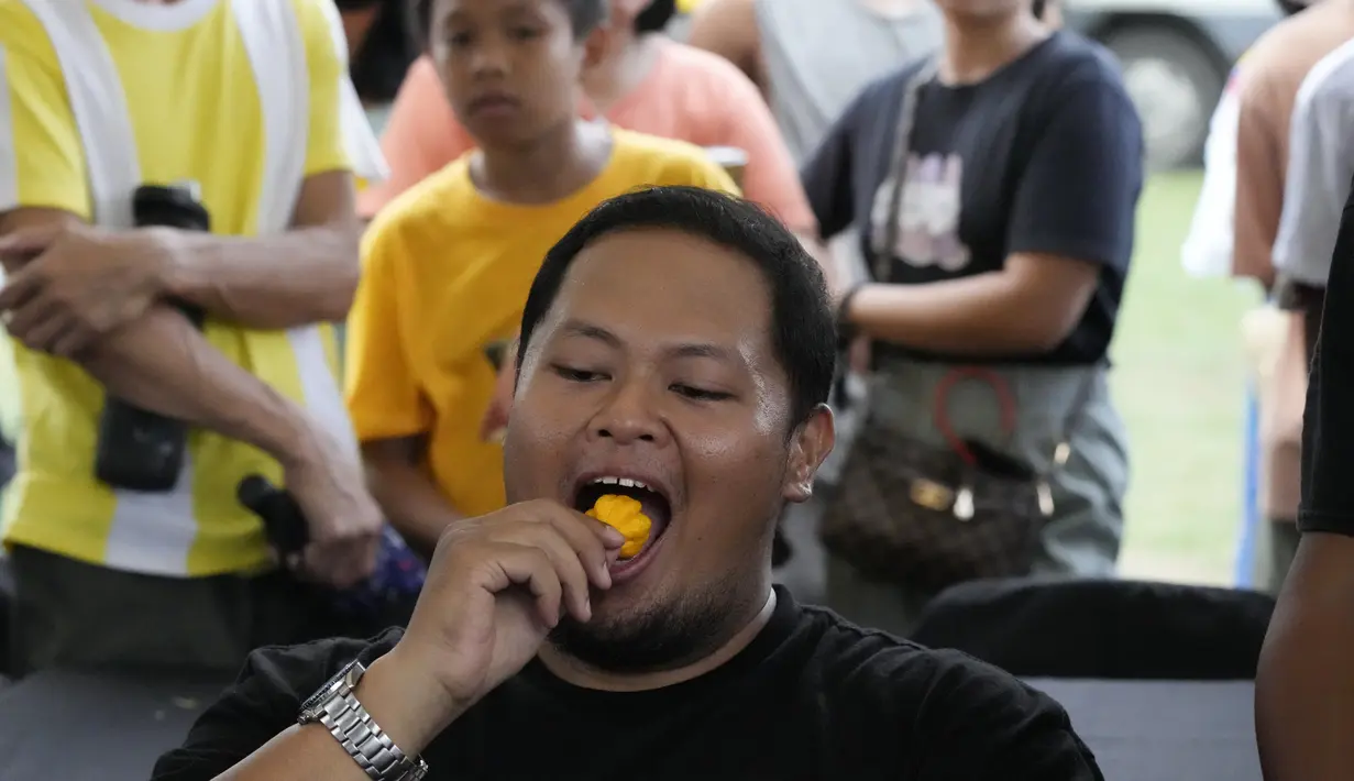 Alex Valdez menjadi pemenang kontes memakan cabai Carolina Reaper Yellow. (AP Photo/Aaron Favila)