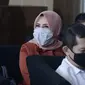 Istri mantan Sekretaris MA Nurhadi, Tin Zuraida (kiri) saat menunggu pemeriksaan di Gedung KPK, Jakarta, Senin (22/6/2020). Tin diperiksa sebagai saksi untuk tersangka Direktur MIT Hiendra Soenjoto terkait dugaan suap gratifikasi pengurusan perkara di MA tahun 2011-2016. (merdeka.com/Dwi Narwoko)