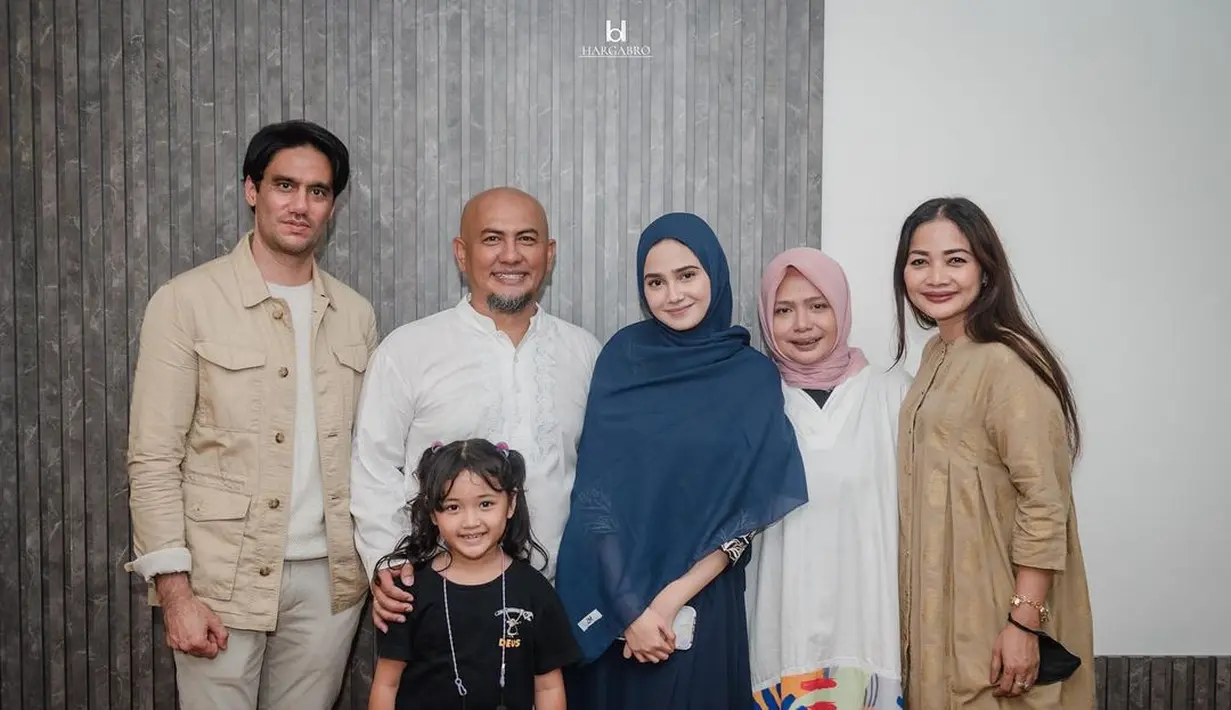 Penampilannya disempurnakan dengan pulasan makeup natural. (Instagram/syifahadjureal).