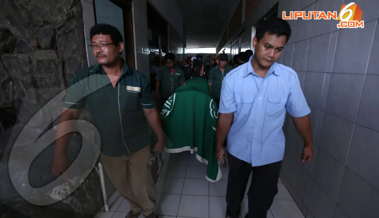 Jenazah Masitah Lubis dibawa oleh beberapa orang saat di RS Cikini, Jakarta Pusat, Selasa (22/4/2014) (Liputan6.com/Johan Tallo).