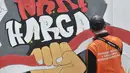 Petugas PPSU Kelurahan Pondok Bambu menyelesaikan pembuatan mural bertemakan 'Kemerdekaan Indonesia' di Jalan Kolonel Sugiono, Jakarta, Selasa (13/8/2019). Mural dalam rangka menyambut Hari Kemerdekaan pada 17 Agustus itu sekaligus mempercantik jalanan Ibu Kota. (merdeka.com/Iqbal S Nugroho)