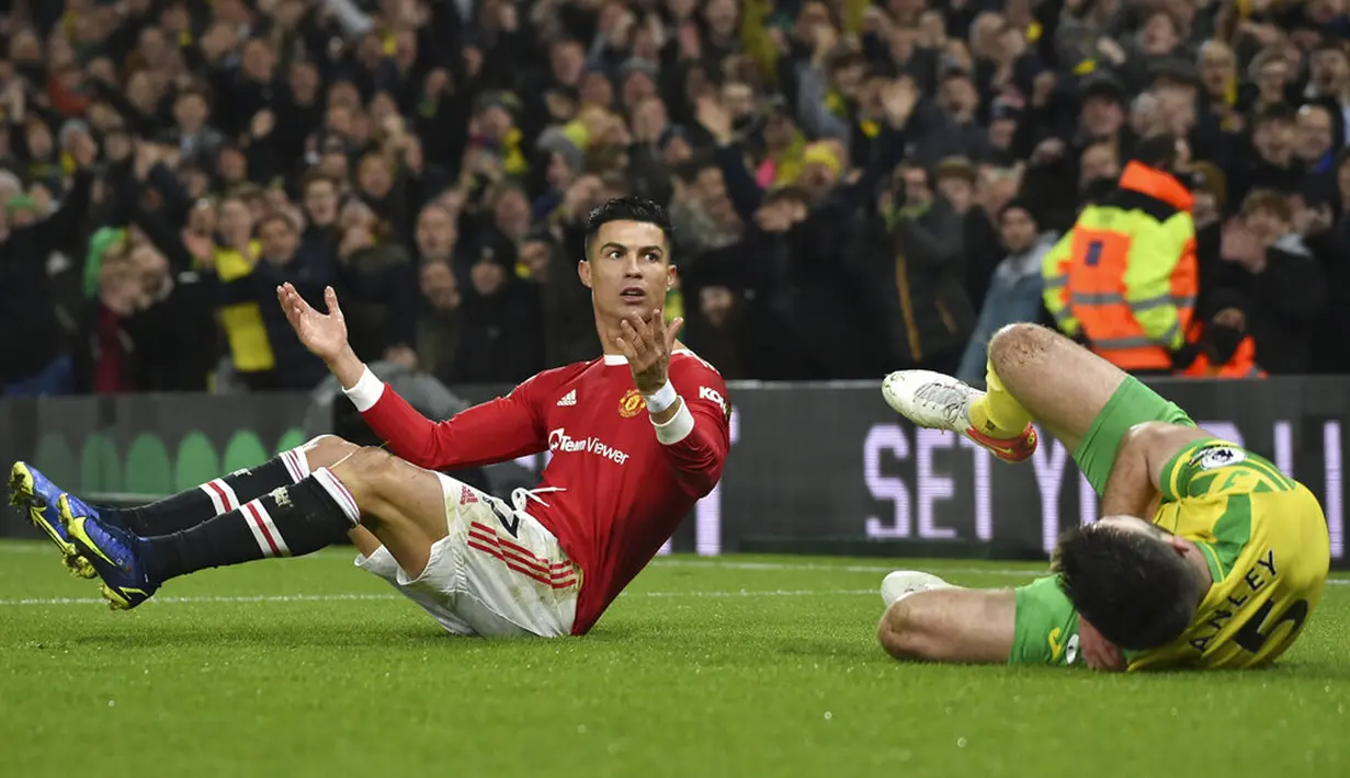 Pemain Manchester United Cristiano Ronaldo (kiri) dan pemain Norwich City Grant Hanley pada pertandingan sepak bola Liga Inggris di Stadion Carrow Road, Norwich, Inggris, 11 Desember 2021. Manchester United menang 1-0. (AP Photo/Rui Vieira)