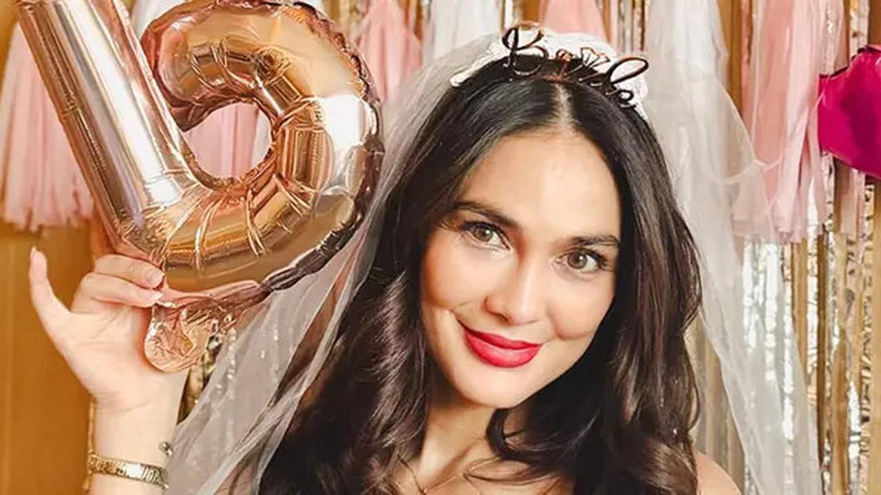 Potret Terbaru Luna Maya Pakai Mini Dress Putih dengan Veil, Tampil Cantik Memukau Bak Pengantin di Momen Bridal Shower