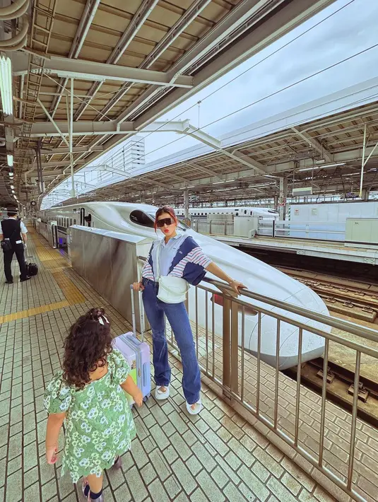 Sambil tunggu kereta di stasiun, Tasya terlihat stunning mengenakan 3 tone top dipadukan celana cutbray dan sandal wedges.  [Foto: IG/tasyafarasya].
