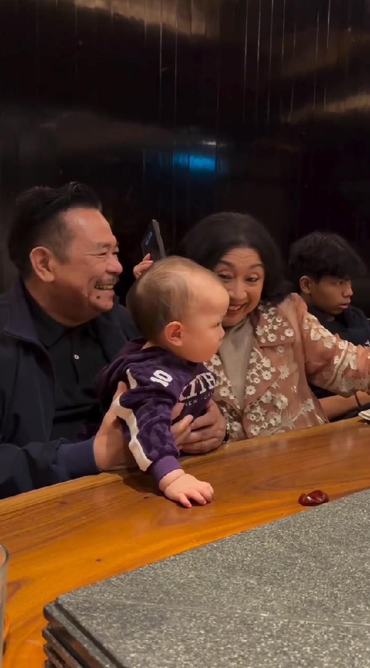 Potret Kyarra Anak Jessica Mila Main Bareng Kakek dan Neneknya, Aksi Lucu si Kecil Jadi Sorotan