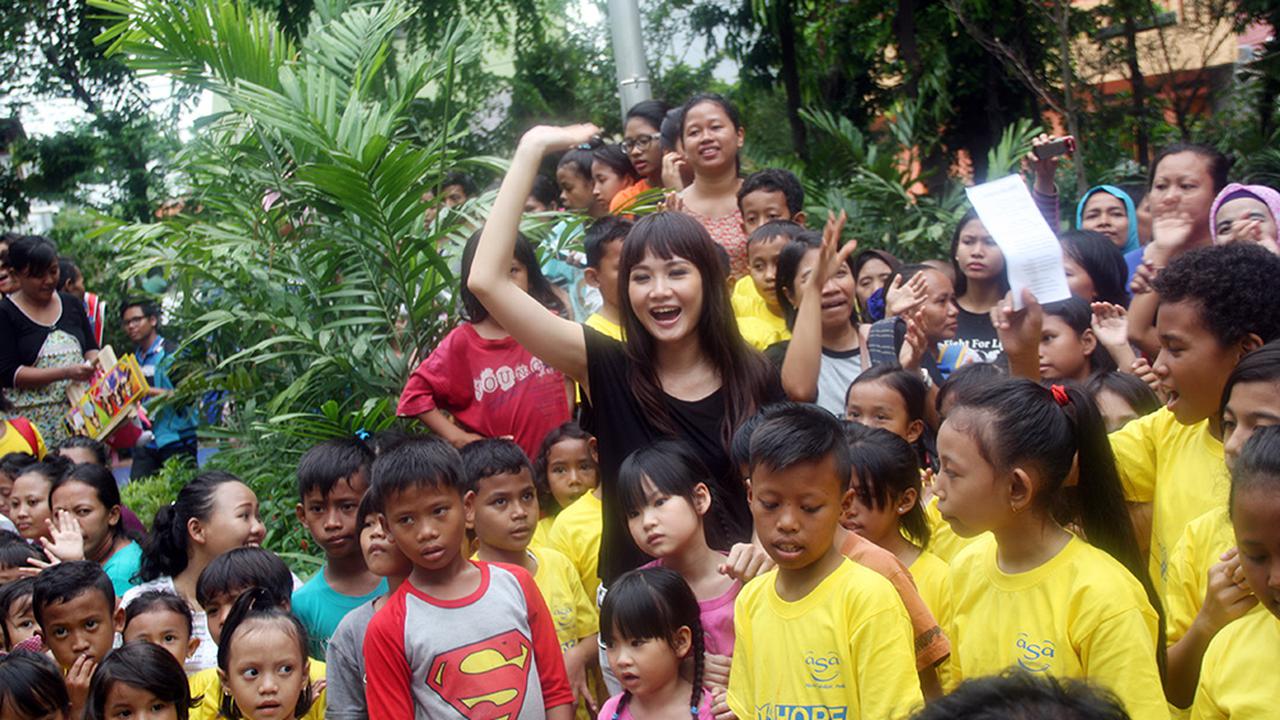 Alena Wu Berikan Pengobatan Gratis di Rumah Susun