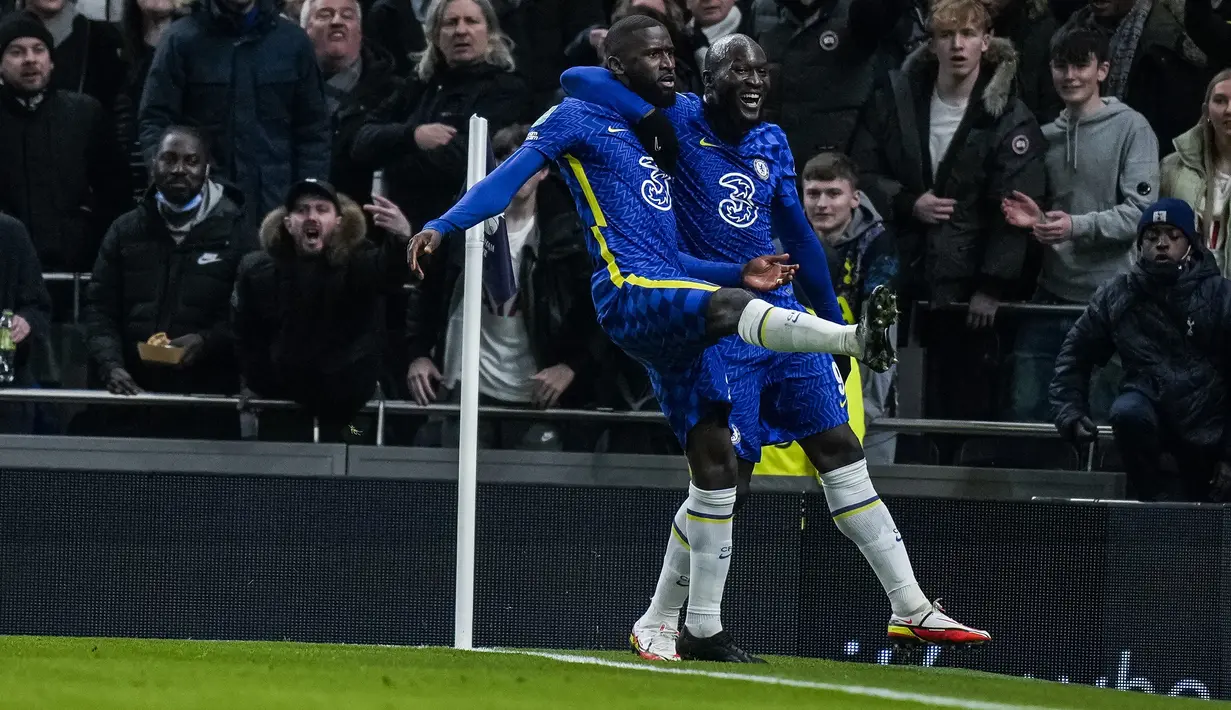 Bek Chelsea, Antonio Rudiger (kiri) diberi selamat oleh penyerang Romelu Lukaku setelah mencetak gol ke gawang Tottenham pada leg kedua semifinal Piala Liga Inggris di Stadion Tottenham Hotspur di London, Kamis (13/1/2022). Chelsea menang tipis atas Tottenham 1-0. (AP Photo/Alastair Grant)