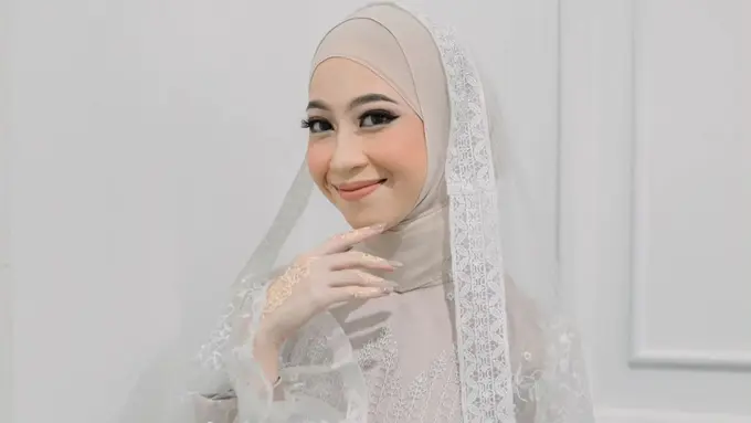 Adiba Khanza tampil memesona saat malam binai, ditemani ibunda dan para adik