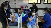 Petugas kesehatan bersiap untuk disuntik dengan vaksin COVID-19 Pfizer di National Kidney and Transplant Institute, Quezon City, Filipina, 17 November 2021. Pemerintah Filipina mulai menyuntikkan booster vaksin COVID-19 kepada pekerja garis depan. (AP Photo/Aaron Favila)