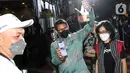 Menteri Pariwisata dan Ekonomi Kreatif Sandiaga Uno (tengah) menunjukan minuman yang telah dipesan melalui pembayaran cashless QRIS GoPay di Food Truck Goes to Mandalika, Jakarta (13/03/2022). (Liputan6.com/HO/Ading)