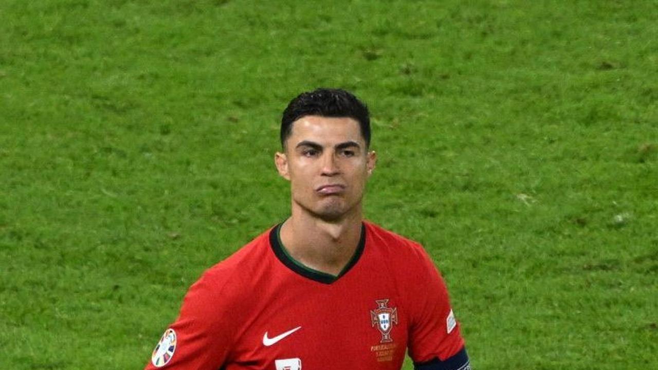 Mengutip Bola.net, Ronaldo tercatat sudah enam kali berpartipasi di pentas Euro. Ia pun menjadi pemain dengan jumlah partisipasi terbanyak. Ronaldo juga memegang rekor sebagai pencetak gol terbanyak (14 gol). Foto: REUTERS<br>