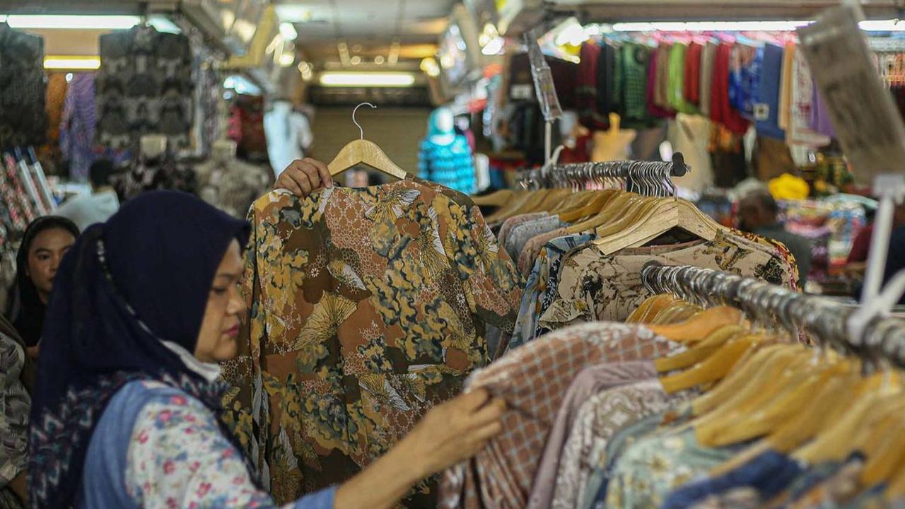 Pemandangan suasana Blok B Pasar Tanah Abang, Jakarta, pada Kamis (12/10/2023). Setelah TikTok Shop resmi ditutup pekan lalu, sejumlah pengunjung mulai berlalu-lalang di kawasan Pasar Tanah Abang yang sebelumnya dikabarkan sepi.
