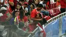 Atlet lompat jauh Indonesia, Maria Londa berhasil meraih emas di nomor lompat jauh putri SEA Games 2015 di National Stadium, Singapura, (10/6/2015). Maria memeluk pelatihnya usai memastikan meraih emas SEA Games 2015. (Liputan6.com/Helmi Fithriansyah)