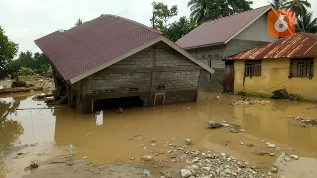 rumah warga rusak akibat banjir bandang di Parigi Moutong