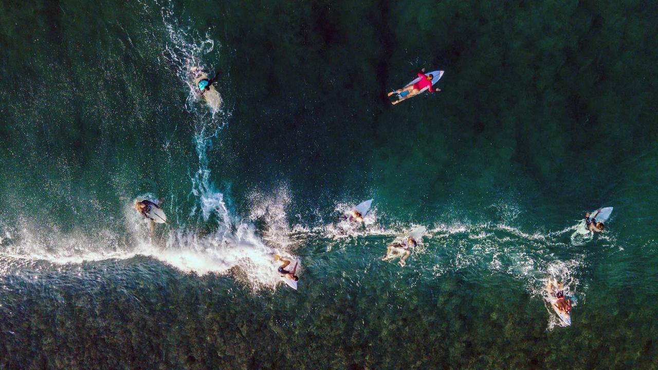 FOTO: Pesona Ombak Pantai Lhoknga Menarik Peselancar Dunia