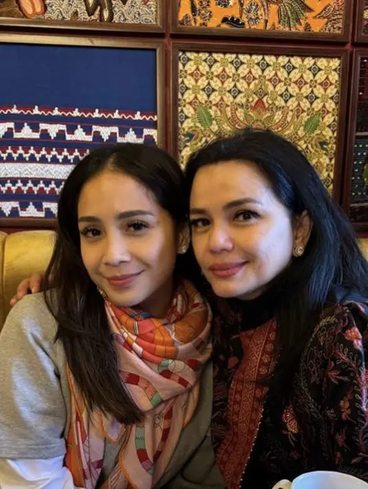 Nagita memilih scarf dengan motif seru untuk tampil memukau saat bertemu Yanti Airlangga.