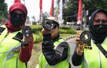 FOTO: Kisah Relawan Saber Ranjau Paku Turun ke Jalan demi Amankan Perjalanan Paus Fransiskus