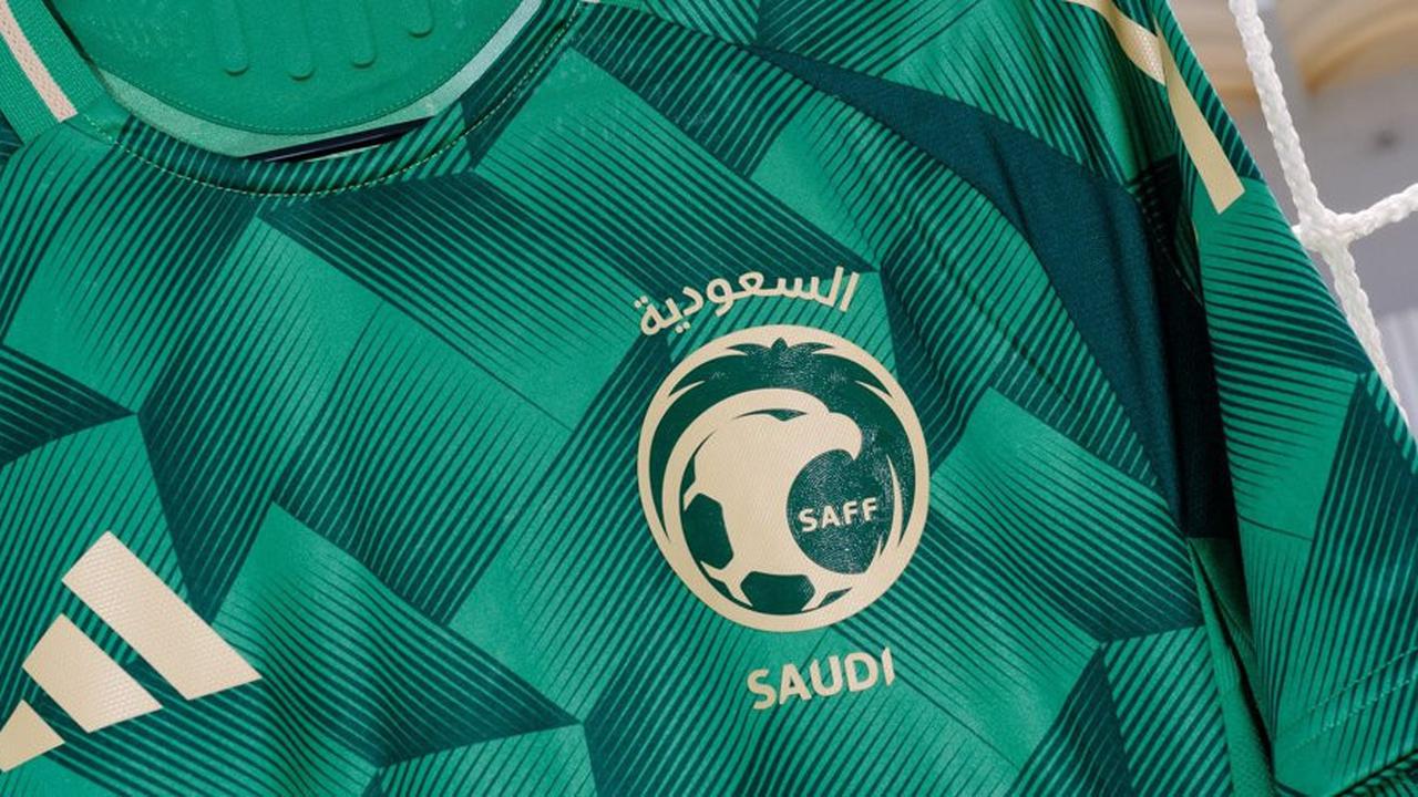 Perbandingan Jersey Baru Arab Saudi untuk Kualifikasi Piala Dunia 2026 dengan Jersey Timnas Indonesia: Mana yang Lebih Menarik?