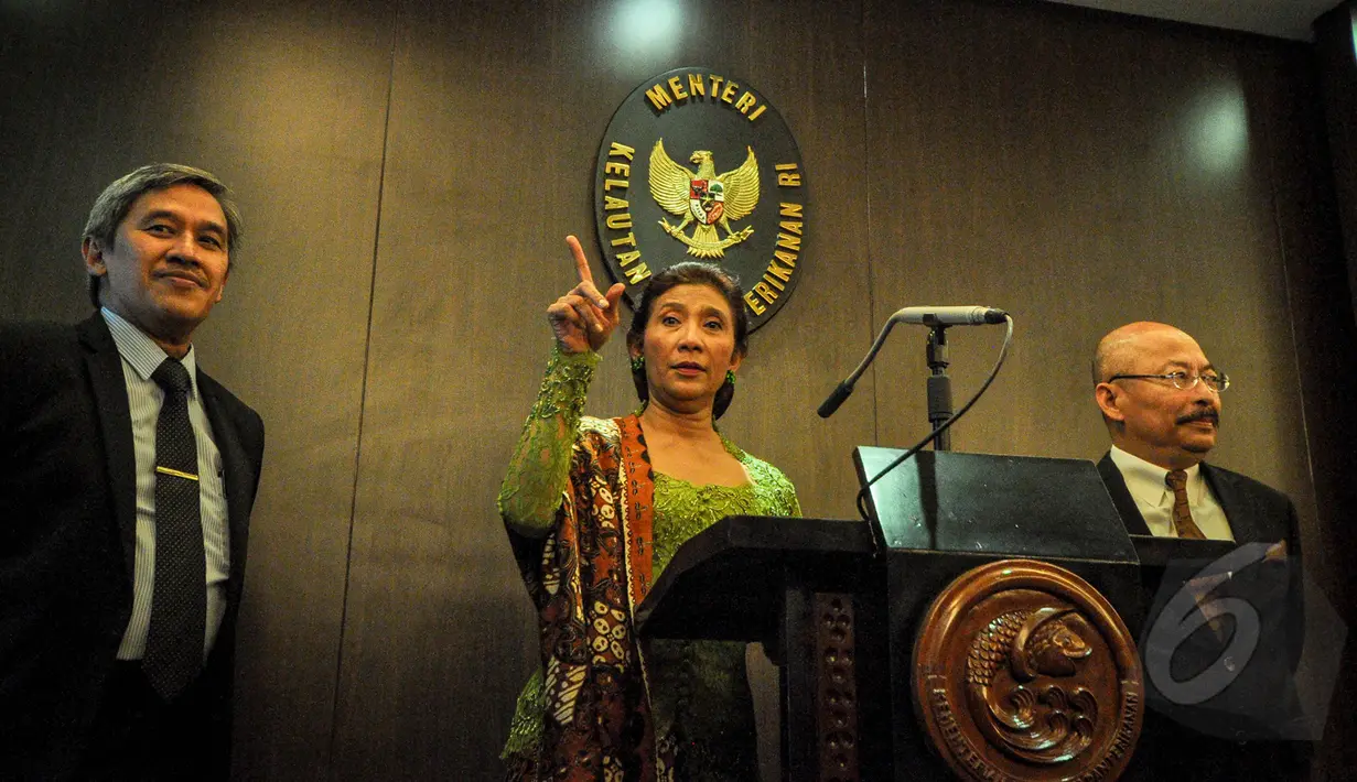 Menteri Kelautan dan Perikanan Susi Pudjiastuti (tengah) menjawab pertanyaan wartawan usai bertemu Sekretaris Angkatan Laut Amerika Serikat Ray Mabus di Jakarta, Senin (23/3/2015).  (Liputan6.com/Faizal Fanani)