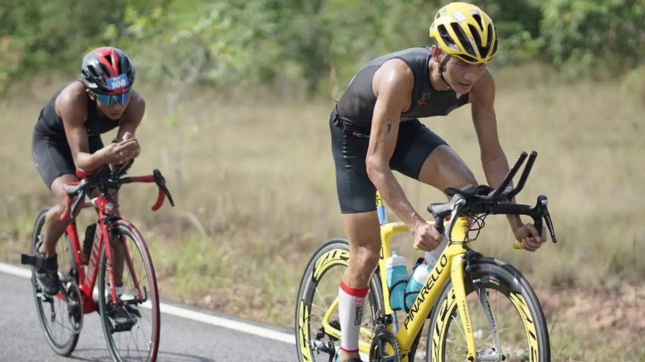 Bangkitkan Aktivitas Olahraga Wisata Pantai di Pulau Laskar Pelangi Lewat Triathlon