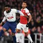 Bek Tottenham, Danny Rose, membuang bola saat melawan Arsenal pada laga perempat final Piala Liga di Stadion Emirates, London, Rabu (19/12). Arsenal kalah 0-2 dari Tottenham. (AFP/Ben Stansall)