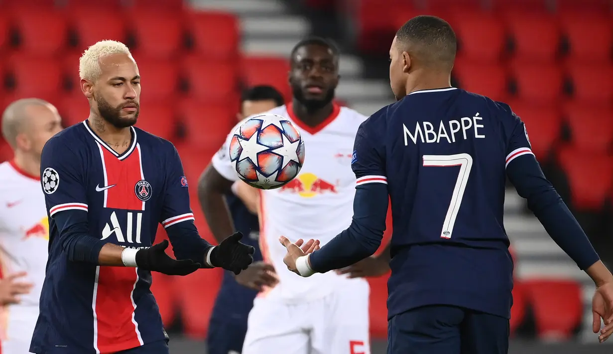 Striker Paris Saint Germain, Kylian Mbappe (kanan), memberikan bola kepada rekannya, Neymar, untuk melakukan eksekusi penalti dalam laga lanjutan Liga Champions 2020/21 melawan RB Leipzig di Parc des Princes Stadium, Paris, Rabu (25/11/2020). PSG mengalahkan Leipzig 1-0. (AFP/Franck Fife)