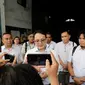 Wakil Menteri Perdagangan Jerry Sambuaga saat meninjau temuan lampu light emitting diode (LED) asal Tiongkok dan saus teriyaki asal Jepang di Manado, Sulawesi Utara.