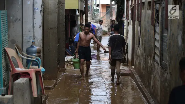 Pasukan Oranye dan Biru Bersihkan Lumpur Sisa Banjir