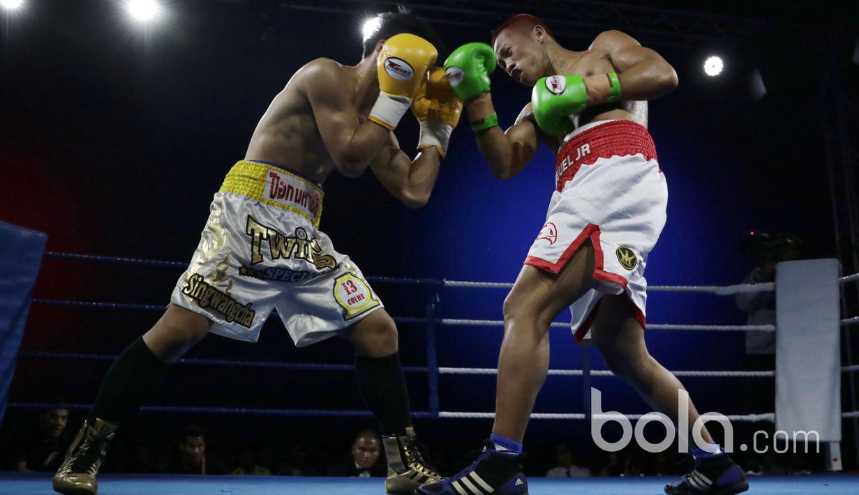 Aksi Daud Yordan (kanan)  membongkar pertahanan lawannya Campee Phayom di OCBC Arena, Singapura, Sabtu (25/3/2017).  Daud Yordan menang KO pada ronde kedua. (Bola.com/Nicklas Hanoatubun)