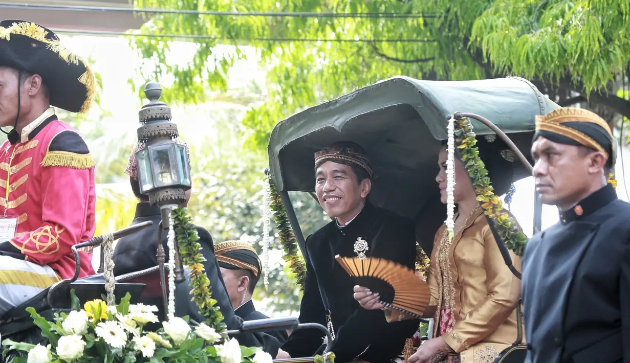 Didampingi sang istri, Ibu Iriana Joko Widodo, presiden Jokowi terus mengumbar senyum kepada semua masyarakat yang hadir dan para awak media yang terus mengabadikan momen spesial tersebut. (Adrian Putra/Bintang.com)