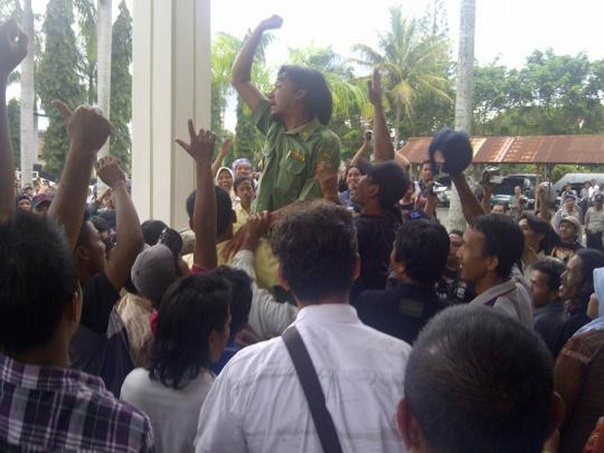 Divonis bebas, 2 terdakwa kasus bambu diarak ratusan warga