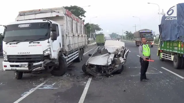 Sebuah kecelakaan terjadi di Tangerang,. Mobil sedan menabrak truk yang sedang parkir.