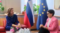 Menteri Luar Negeri RI Retno Marsudi (kanan) dan Menteri Luar Negeri Slovenia Tanja Fajon (kiri) dalam pertemuan di Ljubljana, Slovenia, Rabu (26/6/2024). (Dok. Kemlu RI)