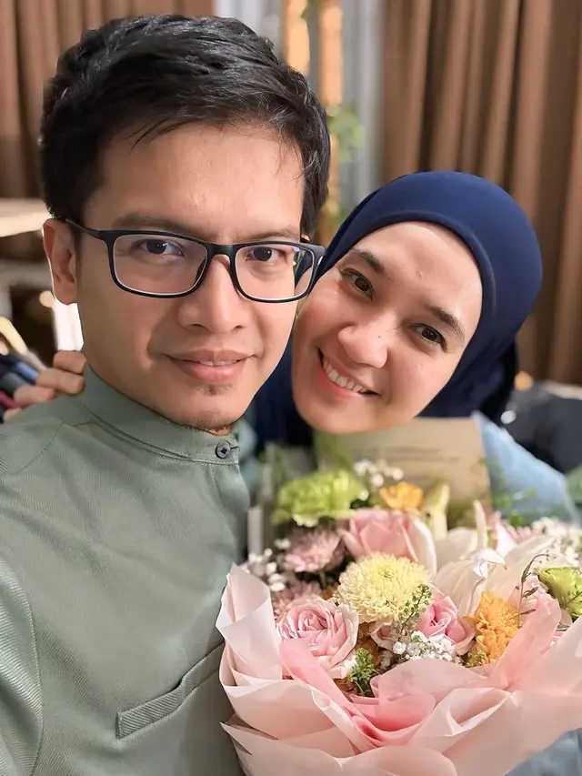 Potret Dhini Aminarti dan Dimas Seto yang Makin Romantis ( IG @dimasseto_1 @dhiniaminarti)