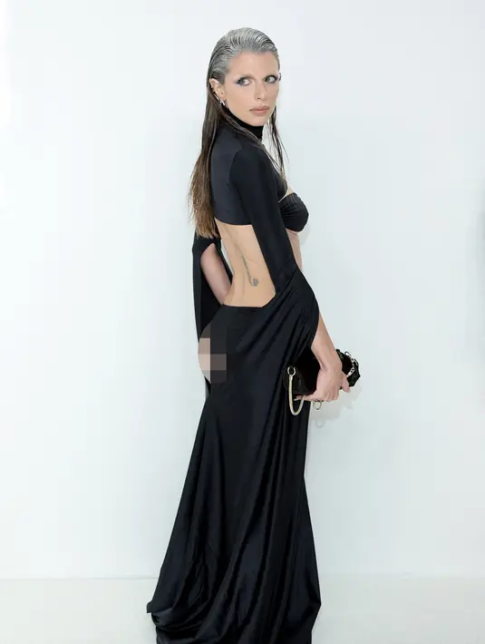 <p>Julia Fox menghadiri CFDA Fashion Awards di Cipriani South Street, New York, Amerika Serikat, 7 November 2022. Penamplan Julia Fox kali ini berhasil menarik perhatian terlepas dari sosoknya yang memang terkenal seksi. (Dimitrios Kambouris/Getty Images/AFP)</p>