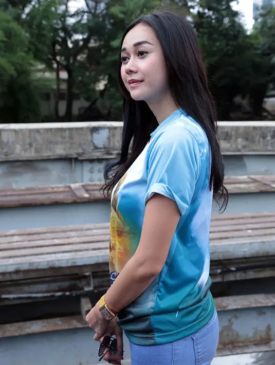 "Puasa kan nggak cuma menahan lapar dan haus. Tapi kita diuji untuk bisa sabar, less ego. Caranya pasti lebih kalem, dalam artian gue puasa daripada nggak ngapa-ngapain, ya ibadahnya diperbanyak saja," ujar Aura Kasih (Deki Prayoga/Bintang.com)