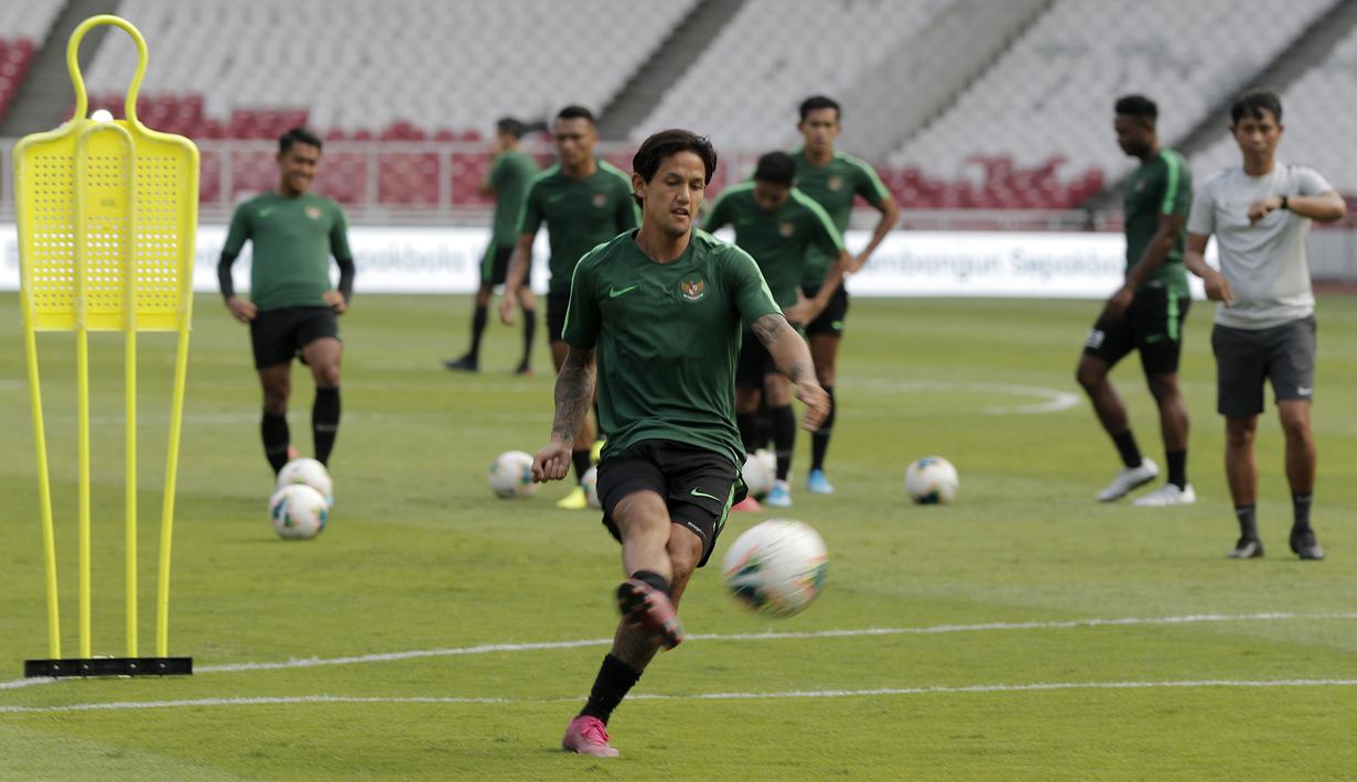Pemain Timnas Indonesia, Irfan Bachdim, menendang bola saat latihan jelang laga kualifikasi Piala Dunia 2022 di SUGBK, Jakarta, Senin (9/9). Indonesia akan berhadapan dengan Thailand. (Bola.com/M Iqbal Ichsan)