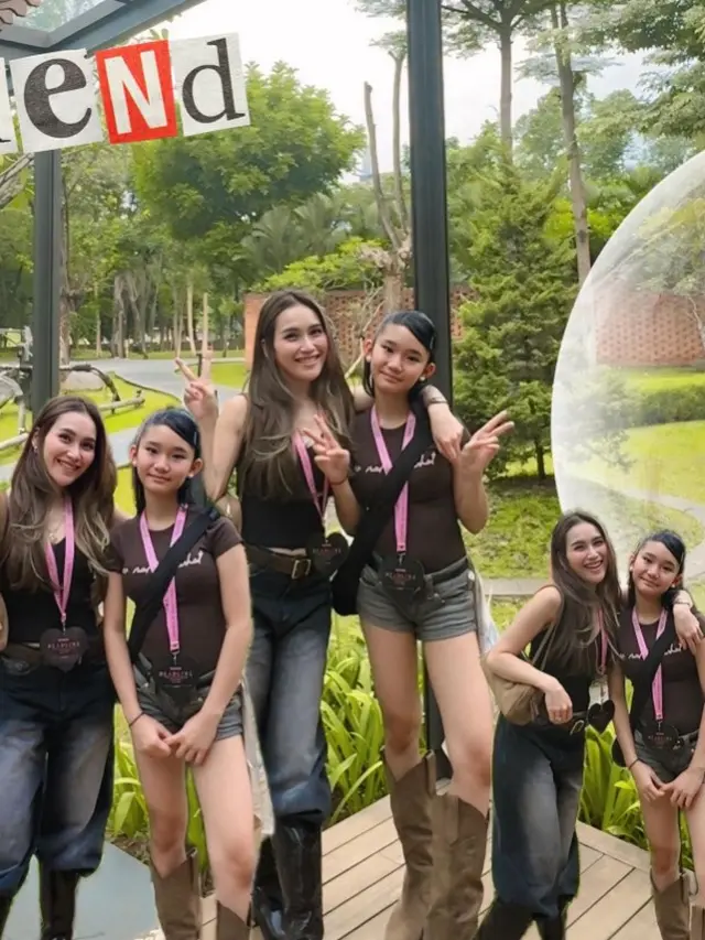 Model Sepatu Ayu Ting Ting dan Bilqis Saat Nonton Konser BLACKPINK di Jakarta
